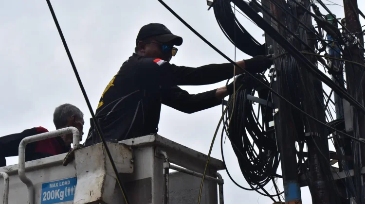 Satpol PP Surabaya Tertibkan 45 Tiang FO Ilegal